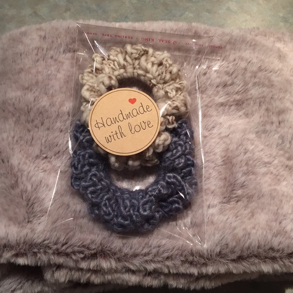 West loop faux fur cowl and bonus scrunchies - Picture 3 of 4